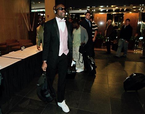 terrell_owens_pink_tuxedo.jpg